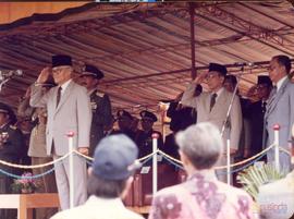 Gubernur KDH TK.I Jawa Barat, Bapak H. Aang Kunaefi bertindak sebagai inspektur upacara dalam keg...