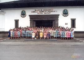 Ibu Try Sutrisno berfoto bersama dalam acara Pertemuan dengan Organisasi Wanita Se-Provinsi Jawa ...