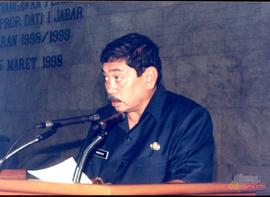 Gubernur Jawa Barat HR Nuryanan sedang membacakan pidato sambutan dalam kegiatan Rapat Paripurna ...