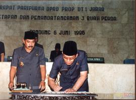 Gubernur Jawa barat H.R.Nuryana disaksikan  oleh ketua Dewan sedang menandatanganan 4 Rancangan P...
