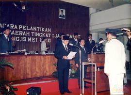 Menteri Dalam Negeri RI sedang melantik Gubernur Kepala Daerah Tingkat I Jawa Barat di Bandung 19...