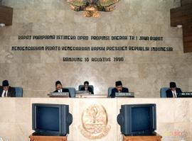 Rapat Paripurna Istimewa DPRD Provinsi DT I Jawa Barat Mendengarkan Pidato Kenegaraan Presiden Re...
