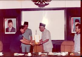 Kegiatan Wakil Ketua Dewan, Bapak Moch Marsim dalam Menerima Kunjungan Kerja DPRD Tingkat I Bali ...