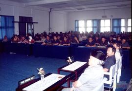 Para peserta Rapat Paripurna DPRD Provinsi Daerah Tingkat I Jawa Barat mengenai Persetujuan DPRD ...