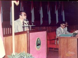 Gubernur KDH Tingkat I Provinsi Jawa Barat, Bapak H. Aang Kunaefi.ketika menyampaikan pidato samb...