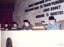 Ketua DPRD Propinsi  DT. I Jawa Barat didampingi Wakil Ketua memimpin Rapat Paripurna DPRD Provin...