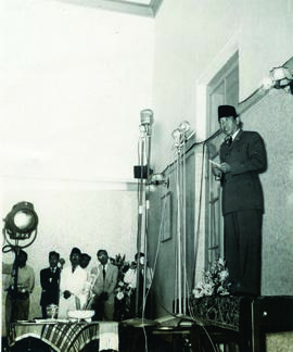 Presiden Soekarno menyampaikan sambutan pada acara peringatan Hari Pahlawan bertempat di Gubernuran