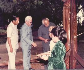 Presiden Soeharto didampingi Gubernur Jawa Barat, Aang Kunaefi, saat peresmian Hutan Raya Ir H Ju...