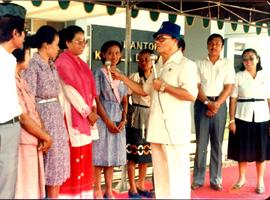 Gubernur Jawa Barat  Bapak H. Aang Kunaefi nampak sedang berdialog dengan masyarakat dalam acara ...