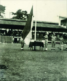 Pengibaran Bendera Merah Putih  pada Peringatan Hari Angkatan Perang yang  bertempat di Lapangan ...