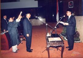 Ketua DPRD Provinsi DT I Jawa Barat ketika melantik mengambil sumpah Saudara Udju Sudarta sebagai...
