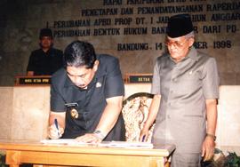 Gubernur Jawa Barat HR Nuryanan ketika menandatangani Berita Acara Penyerahan  4 Raperda Provinsi...