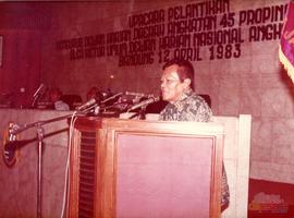Gubernur KDH Tingkat I Jawa Barat, Bapak H. Aang Kunaefi ketika menyampaikan pidato sambutan pada...