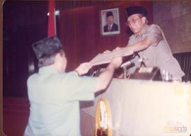 Wakil Gubernur H. Abung Kusman saat menyerahkan dokumen Jawaban Eksekutif pada Sidang Pleno DPRD ...
