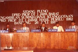 Sidang Pleno DPRD Provinsi Daerah Tingkat I Jawa Barat mengenai Pengambilan Sumpah/Janji Keanggot...